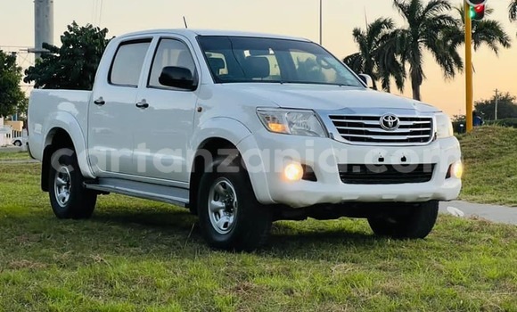 Buy Used Toyota Hilux White Car in Dar es Salaam in Dar es Salaam