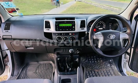 Nunua Ilio tumika Toyota Hilux Nyeupe Gari ndani ya Dar es Salaam nchini Dar es Salaam Nunua Ilio tumika Toyota Hilux Nyeupe Gari ndani ya Dar es Salaam nchini Dar es Salaam