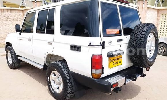 Nunua Imported Toyota Land Cruiser Nyeupe Gari ndani ya Dar es Salaam nchini Dar es Salaam Nunua Imported Toyota Land Cruiser Nyeupe Gari ndani ya Dar es Salaam nchini Dar es Salaam