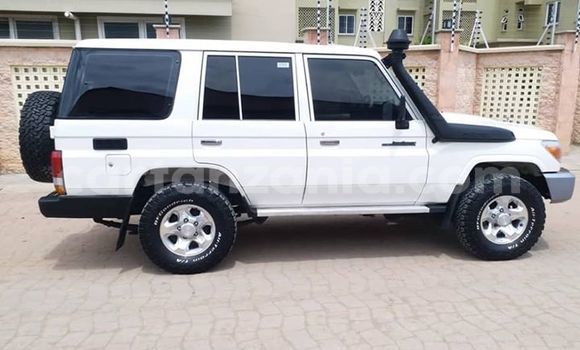 Nunua Imported Toyota Land Cruiser Nyeupe Gari ndani ya Dar es Salaam nchini Dar es Salaam Nunua Imported Toyota Land Cruiser Nyeupe Gari ndani ya Dar es Salaam nchini Dar es Salaam