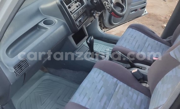 Nunua Ilio tumika Toyota RAV4 Nyeupe Gari ndani ya Dar es Salaam nchini Dar es Salaam Nunua Ilio tumika Toyota RAV4 Nyeupe Gari ndani ya Dar es Salaam nchini Dar es Salaam