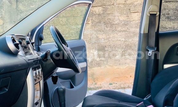 Buy Used Toyota IST White Car in Dar es Salaam in Dar es Salaam Buy Used Toyota IST White Car in Dar es Salaam in Dar es Salaam