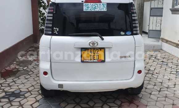 Buy Used Toyota Sienta White Car in Dar es Salaam in Dar es Salaam