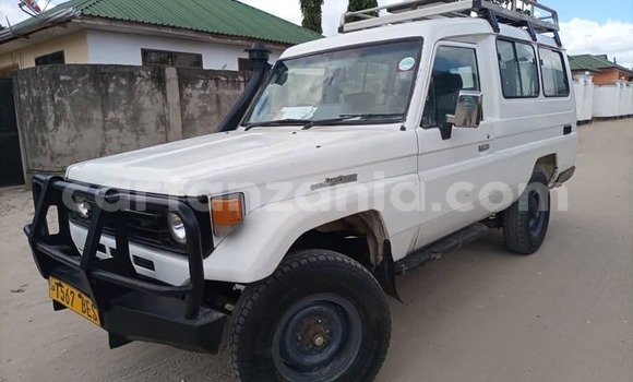 Nunua Ilio tumika Toyota Land Cruiser Nyeupe Gari ndani ya Dar es Salaam nchini Dar es Salaam Nunua Ilio tumika Toyota Land Cruiser Nyeupe Gari ndani ya Dar es Salaam nchini Dar es Salaam