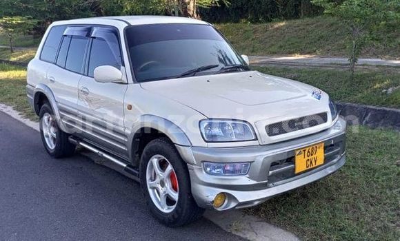 Nunua Ilio tumika Toyota RAV4 Nyeupe Gari ndani ya Dar es Salaam nchini Dar es Salaam Nunua Ilio tumika Toyota RAV4 Nyeupe Gari ndani ya Dar es Salaam nchini Dar es Salaam