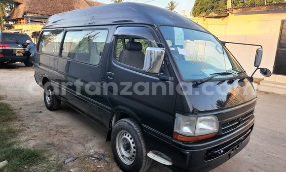 Nunua Ilio tumika Toyota Hiace Nyeusi Gari ndani ya Dar es Salaam nchini Dar es Salaam