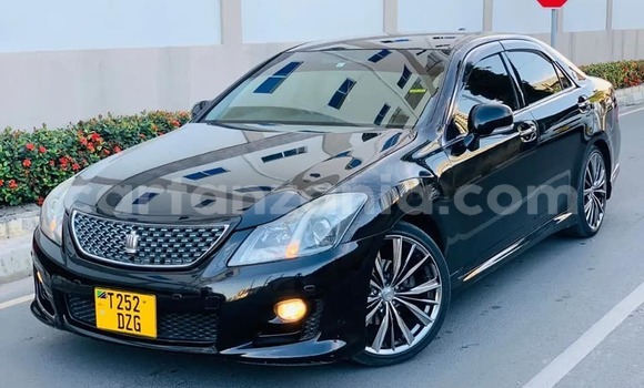 Nunua Ilio tumika Toyota Crown Nyeusi Gari ndani ya Dar es Salaam nchini Dar es Salaam