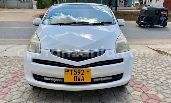 Nunua Ilio tumika Toyota Ractis Nyeupe Gari ndani ya Dar es Salaam nchini Dar es Salaam