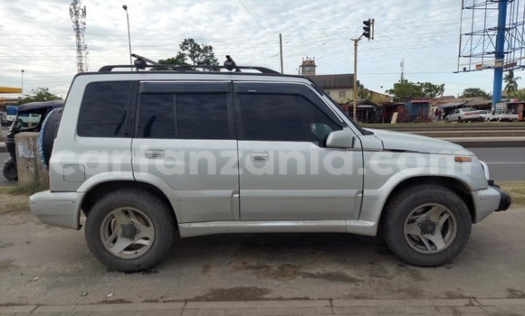 Nunua Ilio tumika Suzuki Escudo Fedha Gari ndani ya Dar es Salaam nchini Dar es Salaam