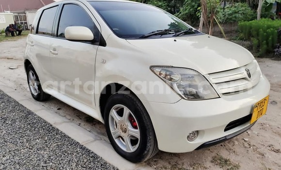 Buy Used Toyota IST White Car in Dar es Salaam in Dar es Salaam