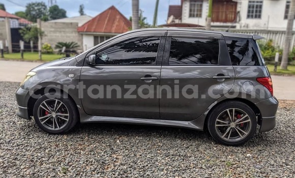 Nunua Ilio tumika Toyota IST Nyeusi Gari ndani ya Dar es Salaam nchini Dar es Salaam