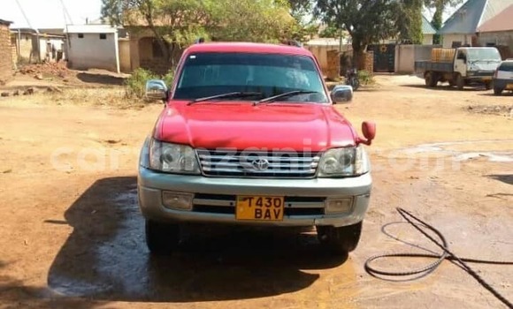 Nunua Ilio tumika Toyota Land Cruiser Prado Nyekundu Gari ndani ya Mwanga nchini Kilimanjaro