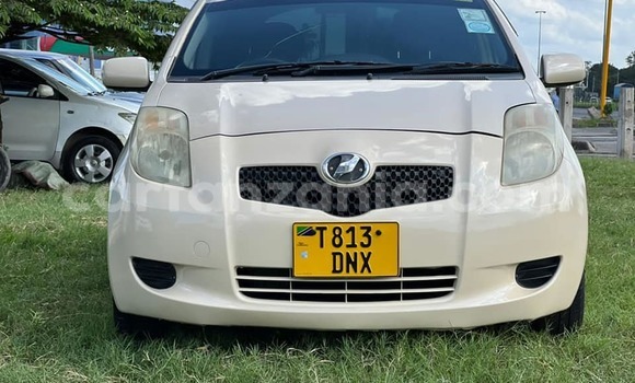 Nunua Ilio tumika Toyota Vitz Beige Gari ndani ya Dar es Salaam nchini Dar es Salaam