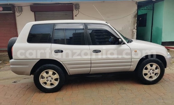 Nunua Ilio tumika Toyota RAV4 Fedha Gari ndani ya Dar es Salaam nchini Dar es Salaam