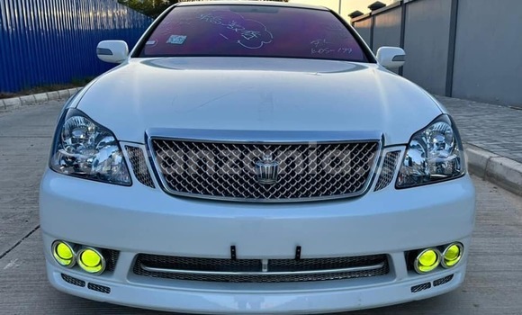 Buy Used Toyota Crown White Car in Dar es Salaam in Dar es Salaam