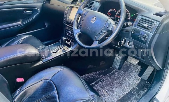 Buy Used Toyota Crown White Car in Dar es Salaam in Dar es Salaam Buy Used Toyota Crown White Car in Dar es Salaam in Dar es Salaam