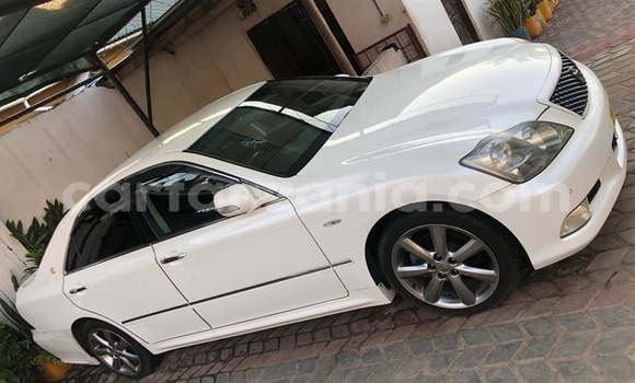 Nunua Ilio tumika Toyota Crown Nyeupe Gari ndani ya Dar es Salaam nchini Dar es Salaam