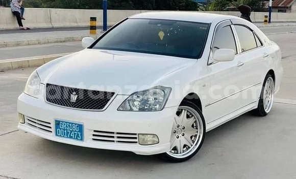 Buy Used Toyota Crown White Car in Dar es Salaam in Dar es Salaam