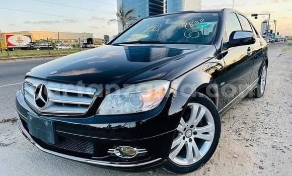 Nunua Ilio tumika Mercedes‒Benz C–Class Nyeusi Gari ndani ya Dar es Salaam nchini Dar es Salaam
