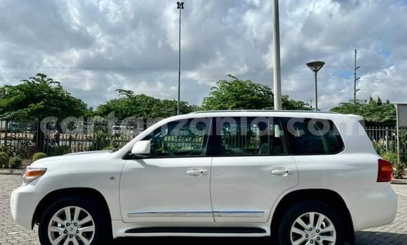 Nunua Ilio tumika Toyota Land Cruiser Nyeupe Gari ndani ya Dar es Salaam nchini Dar es Salaam