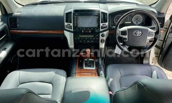 Nunua Ilio tumika Toyota Land Cruiser Nyeupe Gari ndani ya Dar es Salaam nchini Dar es Salaam Nunua Ilio tumika Toyota Land Cruiser Nyeupe Gari ndani ya Dar es Salaam nchini Dar es Salaam
