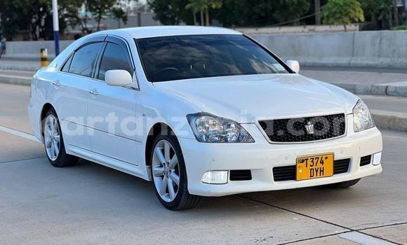 Nunua Ilio tumika Toyota Crown Nyeupe Gari ndani ya Dar es Salaam nchini Dar es Salaam