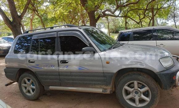 Nunua Ilio tumika Toyota RAV4 Fedha Gari ndani ya Dar es Salaam nchini Dar es Salaam