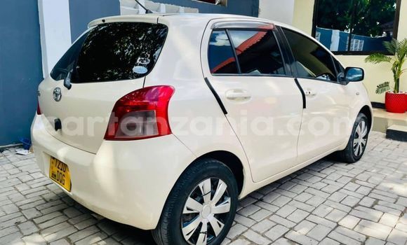 Nunua Ilio tumika Toyota Vitz Beige Gari ndani ya Dar es Salaam nchini Dar es Salaam