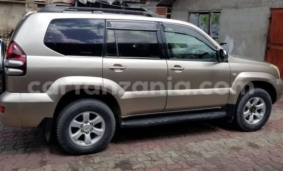 Nunua Ilio tumika Toyota Land Cruiser Prado Brown Gari ndani ya Dar es Salaam nchini Dar es Salaam