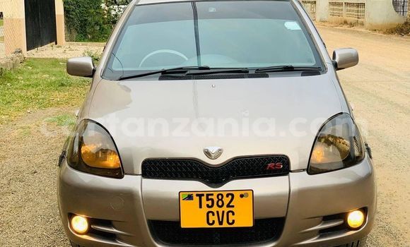 Nunua Ilio tumika Toyota Vitz Beige Gari ndani ya Dar es Salaam nchini Dar es Salaam