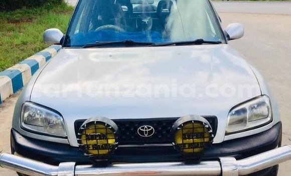 Nunua Ilio tumika Toyota RAV4 Fedha Gari ndani ya Dar es Salaam nchini Dar es Salaam