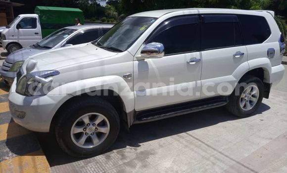 Nunua Ilio tumika Toyota Land Cruiser Prado Nyeupe Gari ndani ya Dar es Salaam nchini Dar es Salaam