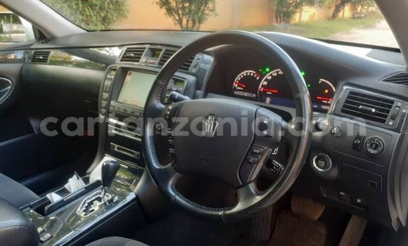 Buy Used Toyota Crown White Car in Dar es Salaam in Dar es Salaam Buy Used Toyota Crown White Car in Dar es Salaam in Dar es Salaam