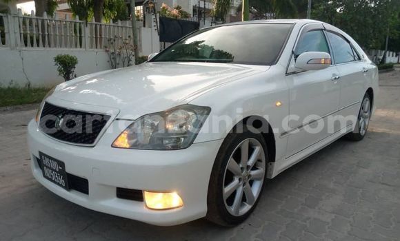Buy Used Toyota Crown White Car in Dar es Salaam in Dar es Salaam