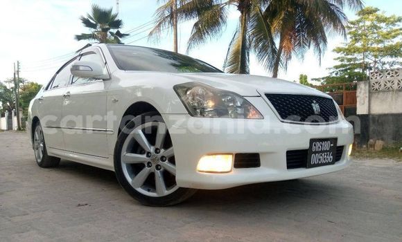 Buy Used Toyota Crown White Car in Dar es Salaam in Dar es Salaam Buy Used Toyota Crown White Car in Dar es Salaam in Dar es Salaam