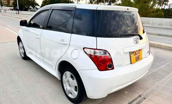 Nunua Ilio tumika Toyota IST Nyeupe Gari ndani ya Dar es Salaam nchini Dar es Salaam