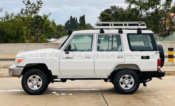 Buy Used Toyota Land Cruiser White Car in Dar es Salaam in Dar es Salaam