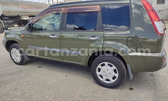 Nunua Ilio tumika Nissan X–Trail Kijani Gari ndani ya Dar es Salaam nchini Dar es Salaam