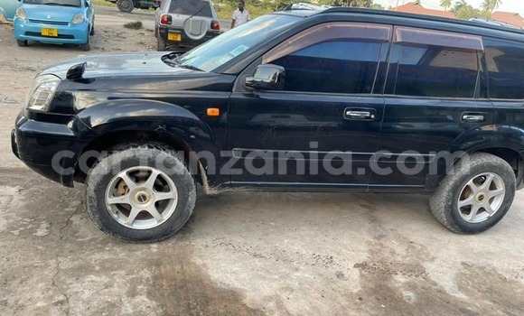Nunua Ilio tumika Nissan X–Trail Nyeusi Gari ndani ya Dar es Salaam nchini Dar es Salaam