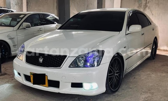 Buy Used Toyota Crown White Car in Dar es Salaam in Dar es Salaam Buy Used Toyota Crown White Car in Dar es Salaam in Dar es Salaam