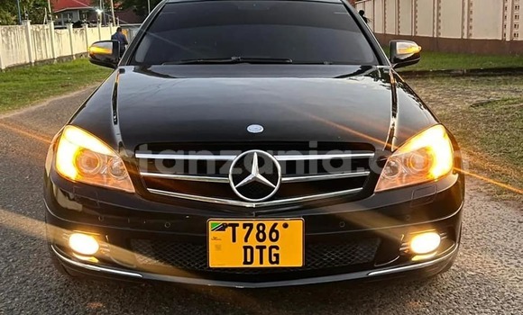 Nunua Ilio tumika Mercedes‒Benz C–Class Nyeusi Gari ndani ya Dar es Salaam nchini Dar es Salaam