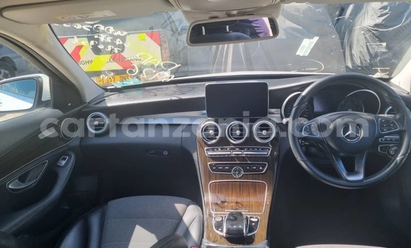 Nunua Imported Mercedes-Benz C-Classe Nyeupe Gari ndani ya Dar es Salaam nchini Dar es Salaam Nunua Imported Mercedes-Benz C-Classe Nyeupe Gari ndani ya Dar es Salaam nchini Dar es Salaam