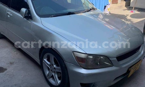 Nunua Ilio tumika Toyota Altezza Fedha Gari ndani ya Dar es Salaam nchini Dar es Salaam