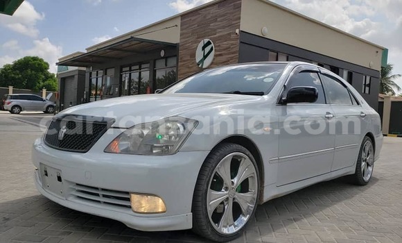 Buy Used Toyota Crown White Car in Dar es Salaam in Dar es Salaam