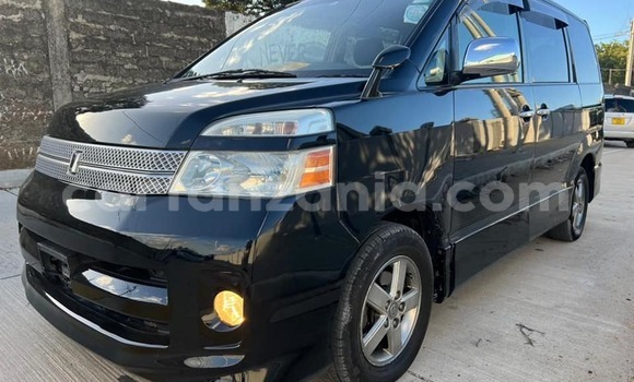Nunua Ilio tumika Toyota Voxy Nyeusi Gari ndani ya Dar es Salaam nchini Dar es Salaam