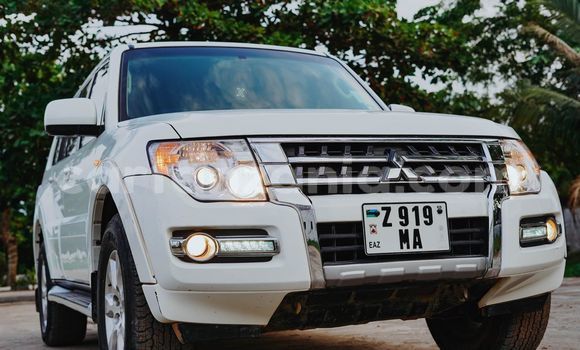 Buy Used Mitsubishi Pajero White Car in Import - Dubai in Arusha