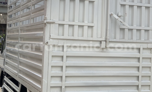 Nunua Ilio tumika Mitsubishi Fuso Fighter Nyeupe Lori ndani ya Arusha nchini Arusha Nunua Ilio tumika Mitsubishi Fuso Fighter Nyeupe Lori ndani ya Arusha nchini Arusha