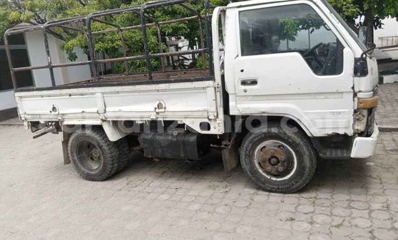 Nunua Ilio tumika Toyota Dyna Nyeupe Gari ndani ya Dar es Salaam nchini Dar es Salaam