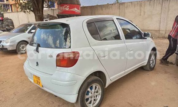 Nunua Ilio tumika Toyota Vitz Nyeupe Gari ndani ya Dar es Salaam nchini Dar es Salaam