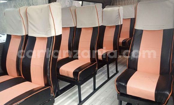 Nunua Ilio tumika Toyota Hiace Nyeupe Gari ndani ya Dar es Salaam nchini Dar es Salaam Nunua Ilio tumika Toyota Hiace Nyeupe Gari ndani ya Dar es Salaam nchini Dar es Salaam